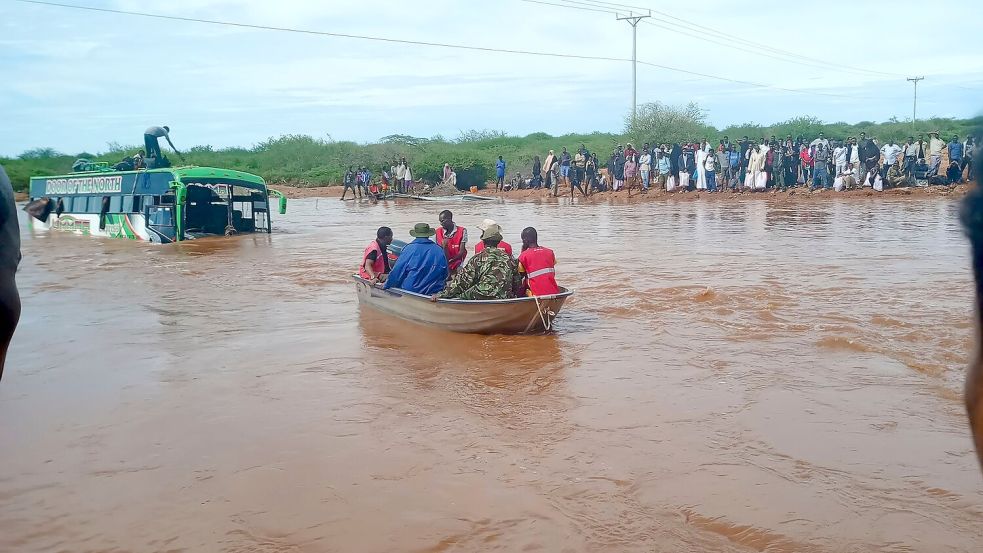 Die Regenzeit in Kenia wird in diesem Jahr durch das Wetterphänomen El Niño verstärkt. Die Folge sind Überschwemmungen (Archivbild). Foto: Uncredited/AP/dpa