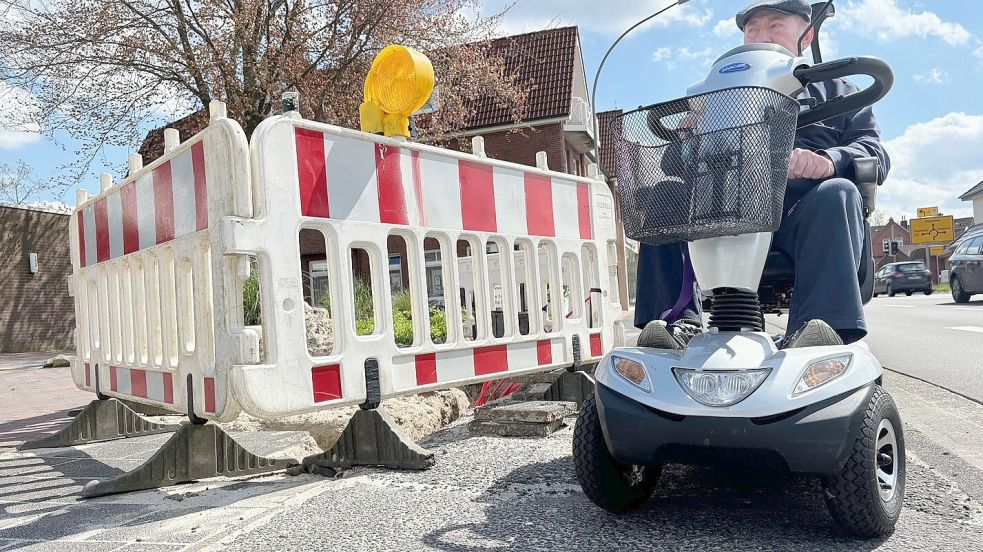 Mit dem E-Mobil kommt dieser Fehntjer nur ganz knapp an der Baustelle direkt vor der Gaststätte Plümer vorbei. An anderen Stellen schaffe er das nicht, sagt er. Foto: Janßen