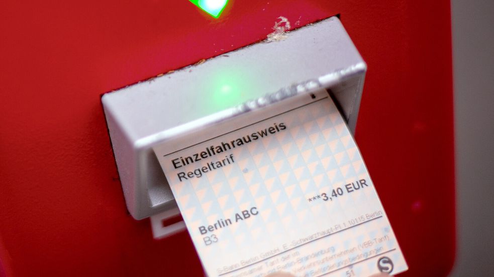 Die einen vergessen den Fahrschein, den anderen ist er zu teuer: Für die Deutschen gibt es viele Gründe, schwarzzufahren. Foto: dpa/Monika Skolimowska