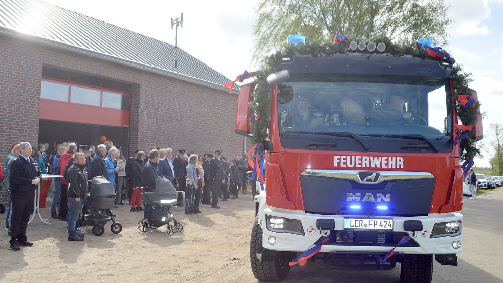 Präsentation des neuen Feuerwehrfahrzeuges für die Freiwillige Feuerwehr Potshausen vor dem noch im Umbau befindlichen Feuerwehrgebäude. Foto: Weers