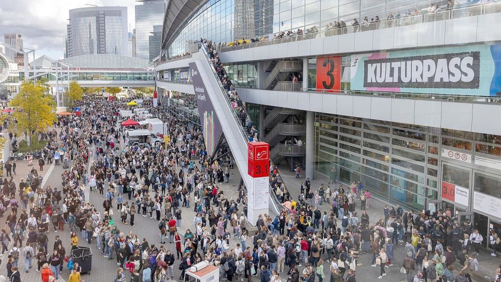 Die Frankfurter Buchmesse bleibt auf dem Messegelände der Mainmetropole. Foto: Helmut Fricke/dpa