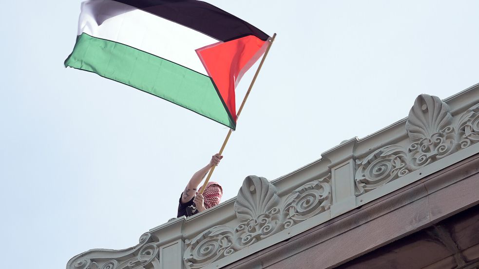 Ein Demonstrant schwenkt die palästinensische Flagge über dem Campus der Columbia University in New York Foto: AP/Mary Altaffer