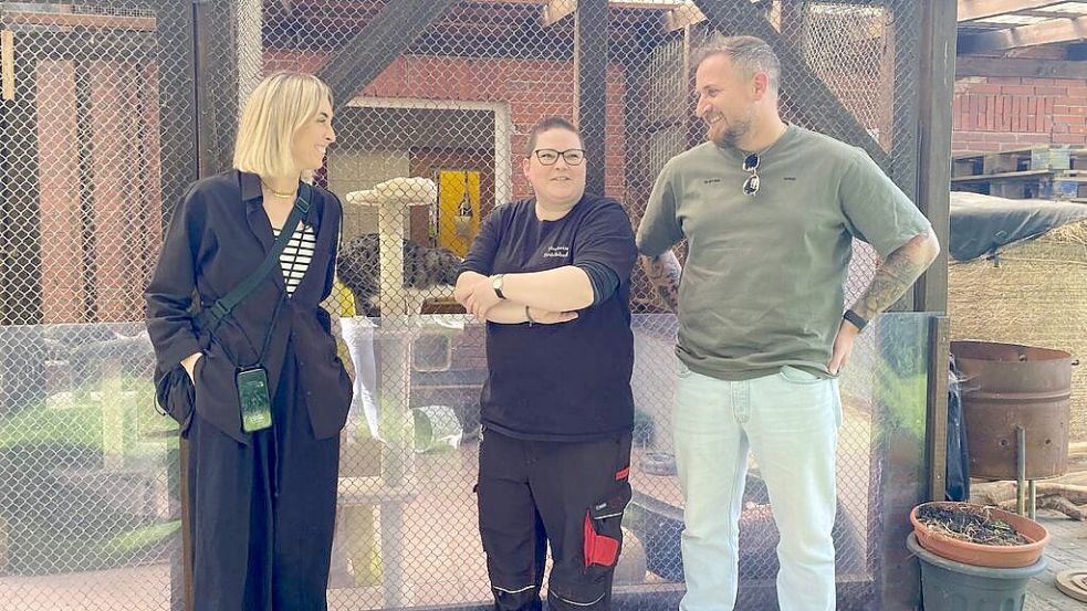 Olga Der und Vitalij Der freuen sich, dass sie Julia Hellebusch (Mitte), Katzenbeauftragte im Friesoyther Tierheim, unterstützen können. Foto: Lindner