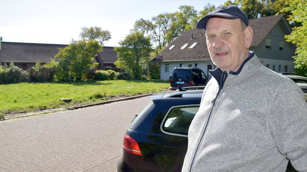 „Die Parkplatzsituation vor der Arztpraxis (im Hintergrund) ist immer wieder angespannt. Sehr oft sind die vorhandenen Parkplätze belegt“, sagte Jan Feldick (Foto). Er ist selber Patient von Hausarzt Stefan Karoui. Auf einem Teil der Grünfläche (links im Bild) könnten seiner Ansicht nach zusätzliche Parkplätze geschaffen werden. Foto: Ammermann