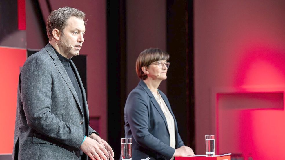 Die SPD-Vorsitzenden Saskia Esken (r) und Lars Klingbeil äußern sich bei einer Pressekonferenz zu der Klausur des SPD-Präsidiums. Foto: Bernd von Jutrczenka/dpa