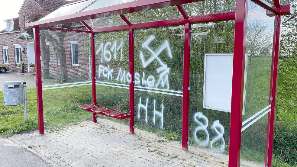 Die Bushaltestelle direkt an der Bundesstraße 70 bei Völlenerfehn war mit verfassungsfeindlichen Zeichen und Zahlen verunstaltet worden. Nach den Schmierereien ermittelt die Polizei. Der Bauhof der Gemeinde hat die Schmierereien beseitigt. Foto: Ammermann