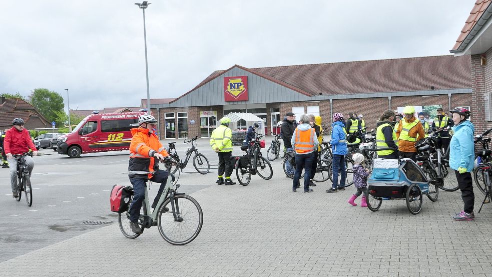 Morgens versammelten sich die Teilnehmenden beim NP Markt in Oldersum. Foto: Wolters