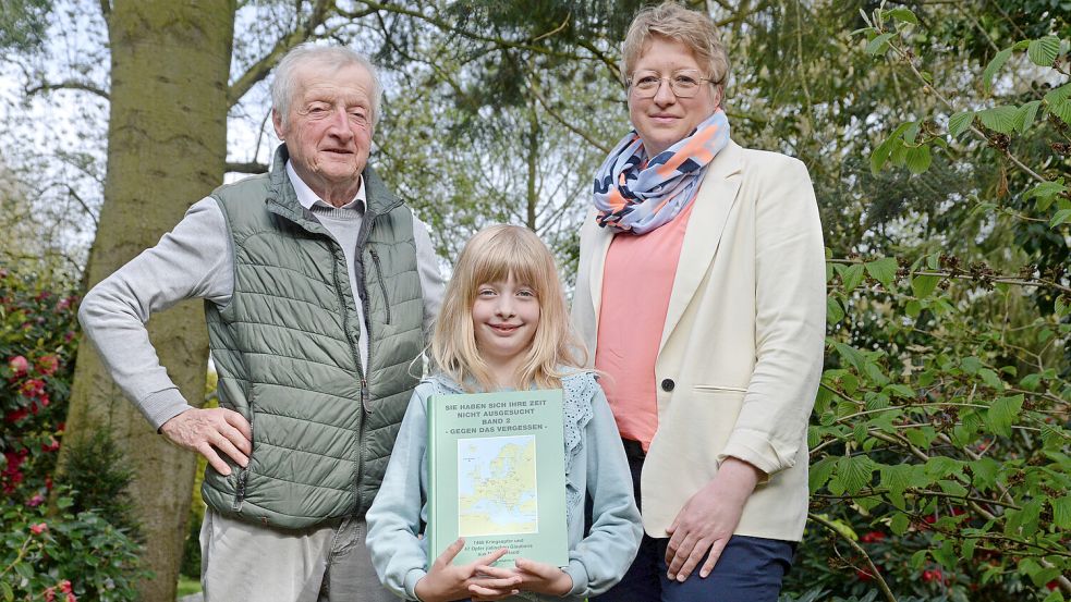 Gerd Klock hat das Buch mit seiner Tochter Johanne verfasst, das Enkelin Frea in den Händen hält. Foto: Lüppen