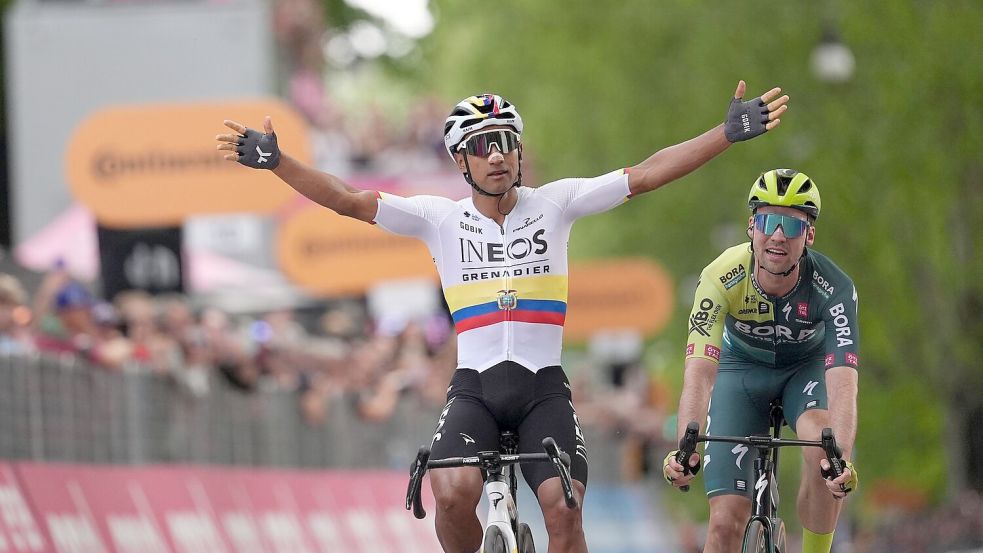 Maximilian Schachmann (r) kam auf der 1. Etappe des Giro d’Italia hinter Jhonatan Narváez als Zweiter ins Ziel. Foto: Massimo Paolone/LaPresse via ZUMA Press/dpa