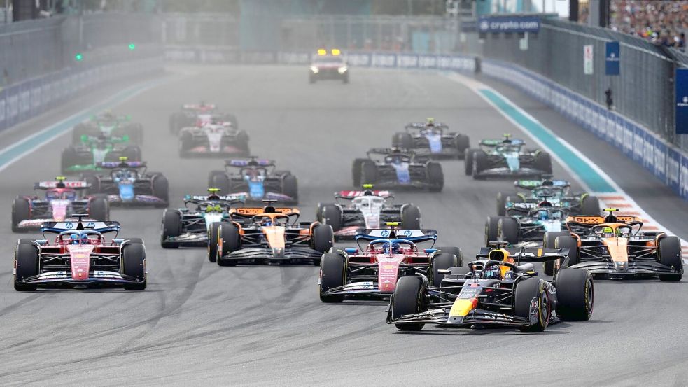 Fahrer lenken ihre Autos während des Formel-Eins-Grand-Prix von Miami in Miami Gardens. Foto: Rebecca Blackwell/AP/dpa