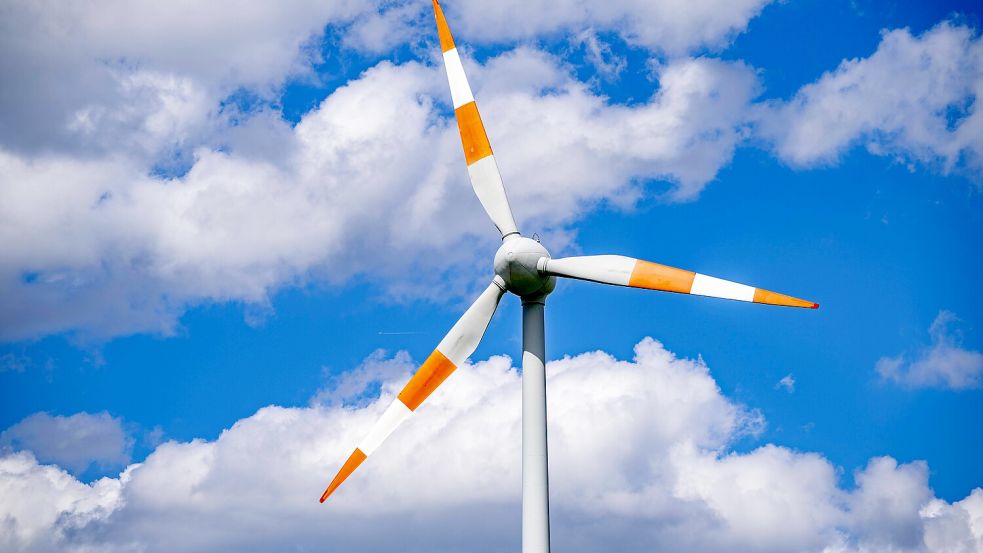Nur durch sinkende Strompreise kann mehr Akzeptanz für den Ausbau von Windparks geschaffen werden, sagt der Präsident des Deutschen Landkreistages, Reinhard Sager. Foto: IMAGO IMAGES / Jochen Tack