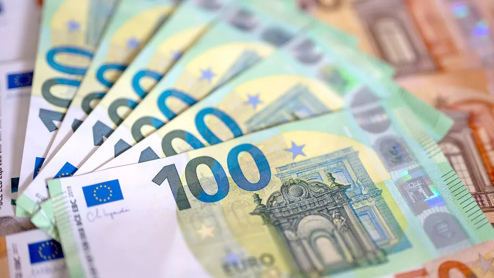 Die EWE hat im Jahr 2023 für ihren Vorstand mehr Geld ausgegeben als im Jahr 2022. Symbolfoto: Skolimowska/dpa