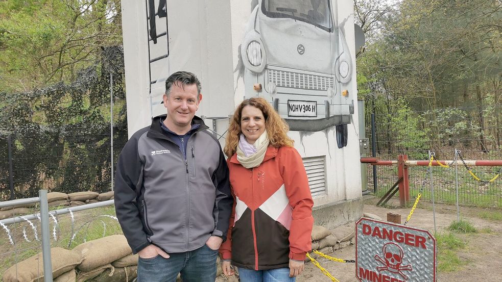 Gemeinsam mit seiner Frau Katja hat Mark Veeneman ein ehemaliges Trafo-Häuschen zu einen Rätselturm umgestaltet. Foto: Hamel