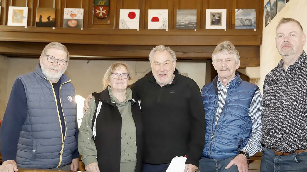 Zur Kunstausstellung in der Johanniter-Kapelle in Bokelesch laden (von links) Hartmut Dirks, Elli Dirks, Peter Bösken vom Kunstkreis Rhauderfehn sowie Helmut Sieverding und Norbert Schulte vom Förderverein der Kapelle ein. Die Bilder hängen an der Empore im Gotteshaus. Foto: Passmann