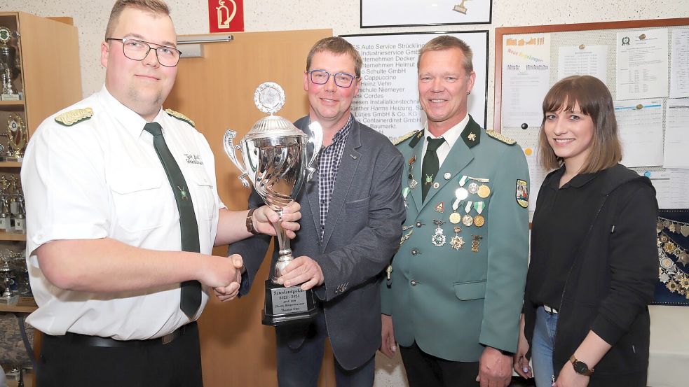 Der Mannschaftspokal beim Saterland-Pokalschießen ging an Strücklingen. Den Pokal nahm Marco Fugel (links) vom stellvertretenden Bürgermeister Rainer Fugel (2. von links) zusammen mit (von rechts) Kathrin Harms und Konrad Fugel entgegen. Foto: Passmann