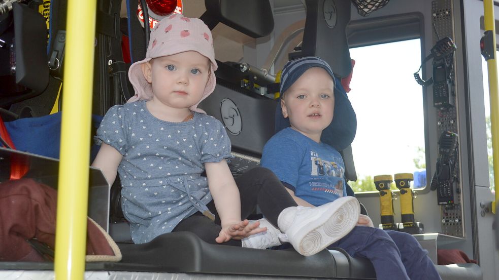 Die Geschwister Malou (eineinhalb) und Milo (drei Jahre) nahmen gleich einmal einen Sitztest im neuen Löschfahrzeug der Freiwilligen Feuerwehr Potshausen vor. Foto: Weers