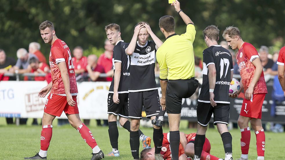 In den meisten Fällen reichen Rote oder Gelbe Karten – wie hier beim Derby zwischen Großefehn und Wiesmoor –, um Ruhe und Ordnung auf dem Platz wieder herzustellen. Künftig gibt es für „Notfälle“ ein neues Mittel. Foto: Doden