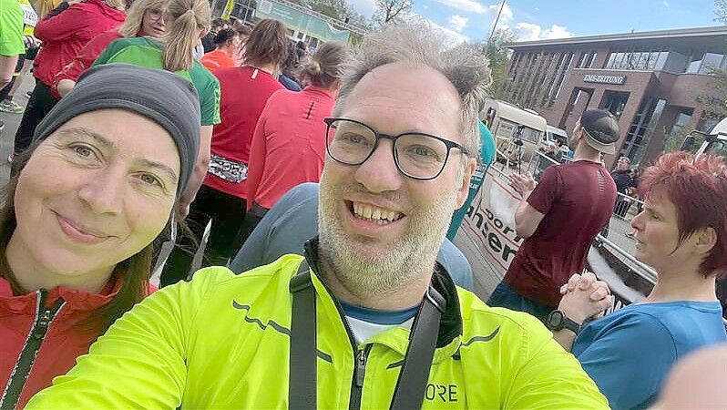 Das Bild zeigt Clarissa Scherzer und Dirk Hellmers in Papenburg vor ihrem zweiten Lauf an einem Tag. Foto: Hellmers