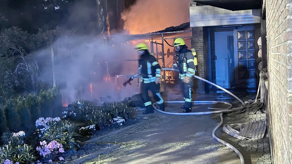 In dem Fahrradschuppen sind Mülltonnen in Brand geraten. Foto: Feuerwehr Papenburg