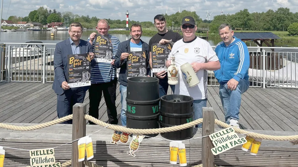 Sie präsentierten das Programm des 3. Bierfestes in Barßel (von links): Bürgermeister Nils Anhuth, Oswald Eilers (Hafen-Café), Arben Haxhijaj (Hotel Ummen), Stefanos Tsurlianis (Restaurant Zorbas), Jan Lange (Gaststätte Zum langen Jan) und Mario Thomalla (Freudenfels). Foto: Kruse