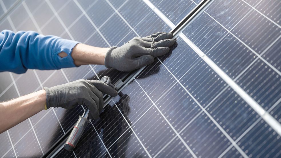 Solarmodule sollen auf elf Hektar in der Gemeinde Hesel installiert werden. Symbolfoto: Marijan Murat/dpa