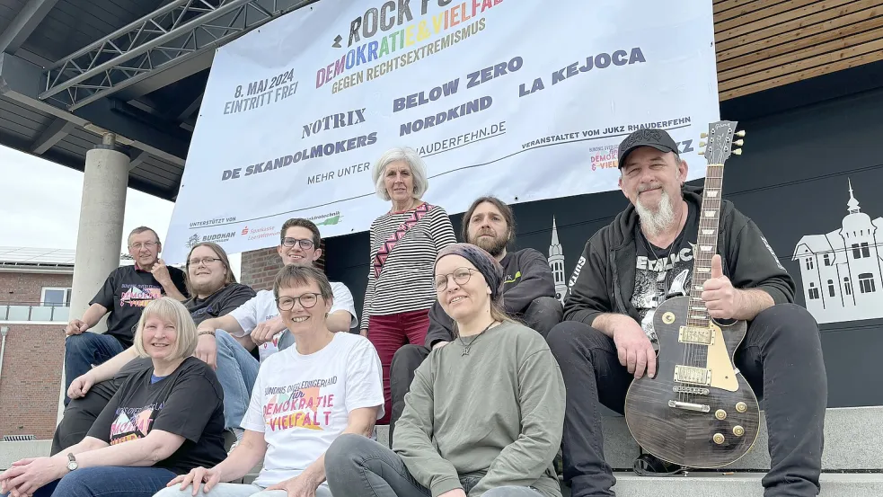 Freuen sich auf das Konzert: (hinten von links) Heiko Abben, Niko Krost, Dirk de Boer, Hedwig Daute, Jonas Koch, Thorsten Vesper sowie (vorne von links) Marion Strenge, Gudrun Abben und Natascha Zwik. Foto: Janßen