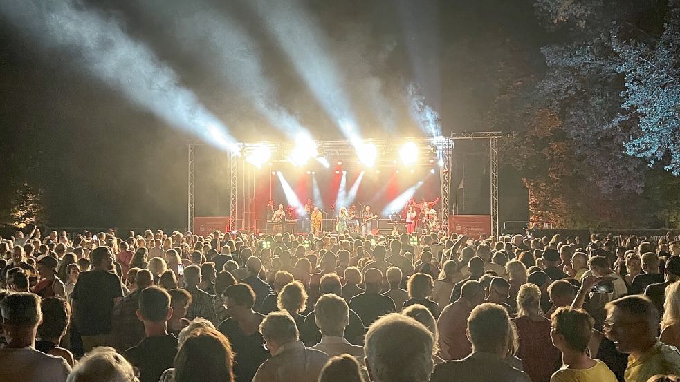 Mit Hits aus den 1970er-Jahren bescherte die Band „Schlagersahne“ den Besuchern im Papenburger Stadtpark 2023 einen tollen Abschluss des Konzertsommers. Foto: Dagmar Gnoth