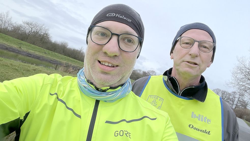 Eine seiner ersten Runden überhaupt drehte Dirk Hellmers (links) mit Trainer Oswald Tinnemeyer. Foto;: Hellmers