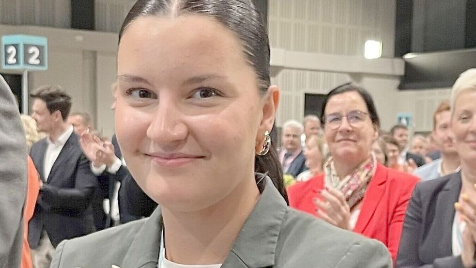 Applaus nach der Rede von Friedrich Merz: Malin Tellmann auf dem Bundesparteitag der CDU. Foto: Tzimurtas