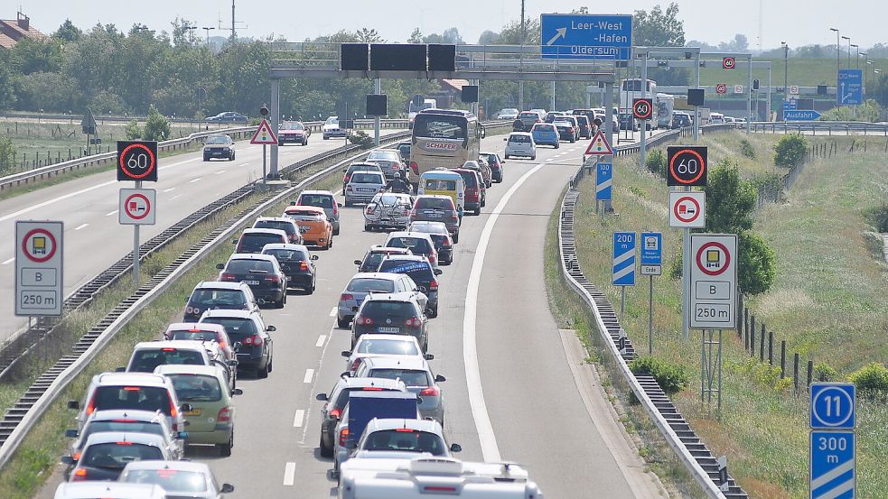 Am Emstunnel kann es bei starkem Reiseverkehr immer eng werden. Foto: Archiv