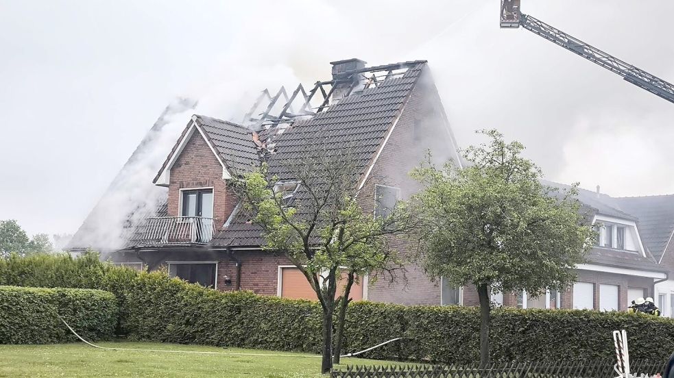 In der Straße Schulbrink in Lehe ist am Mittwochmorgen ein Haus in Brand geraten. Foto: NWM-TV