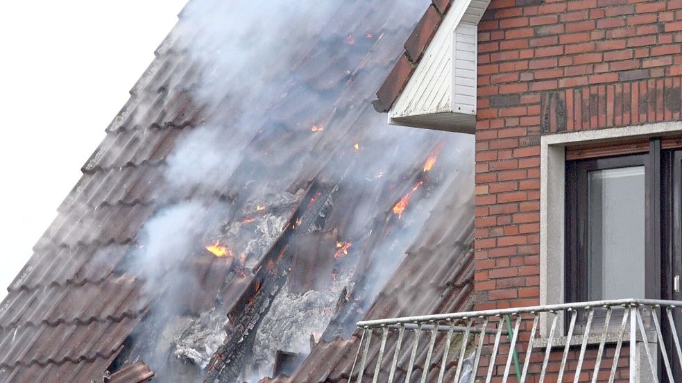 Glutnester sind noch am zerstörten Dachstuhl. Foto: NWM-TV