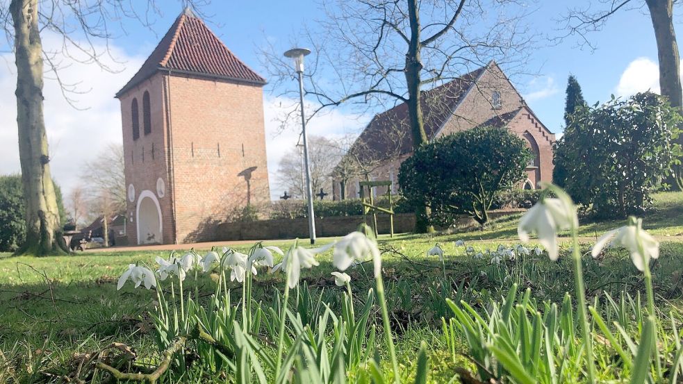 Auch bei der Kirche in Rhaude findet ein Gottesdienst unter freiem Himmel statt. Foto: Ammermann/Archiv