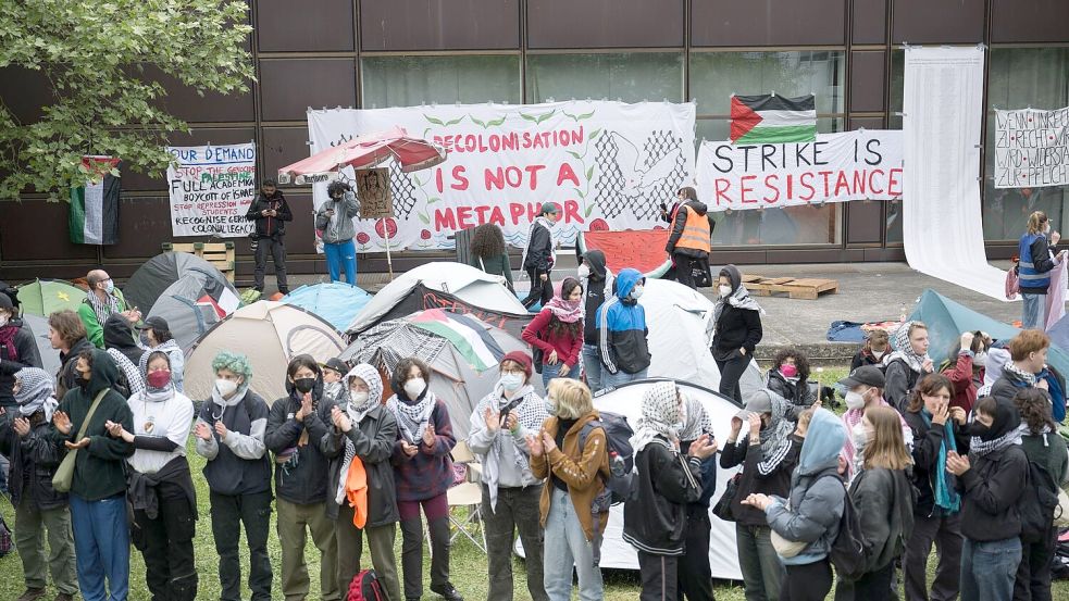 Propalästinensische Aktivisten haben am Dienstag einen Hof der Freien Universität in Berlin besetzt. Foto: Sebastian Christoph Gollnow/dpa