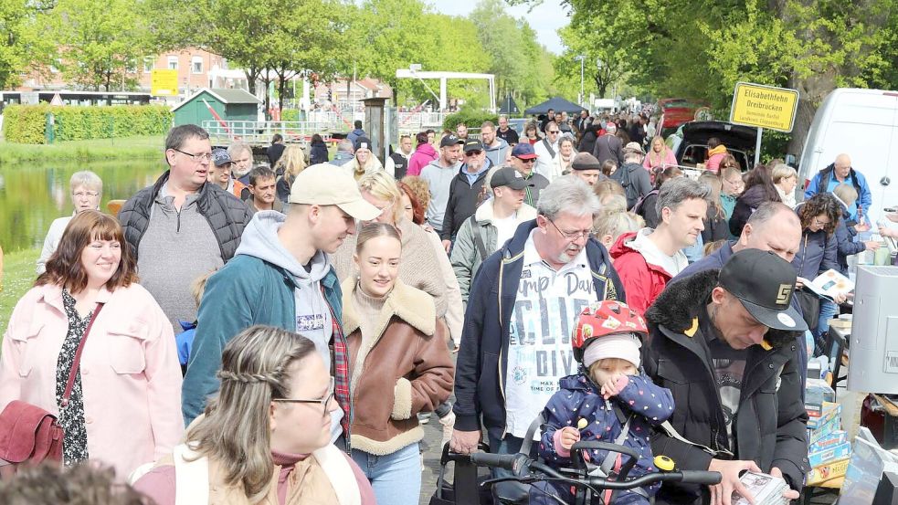 Wie im vergangenen Jahr (Foto) wird der Riesenflohmarkt entlang des Elisabethfehnkanals sicher auch diesmal wieder an Himmelfahrt den Ausnahmezustand von Elisabethfehn-Dreibrücken über Reekenfeld bis Kamperfehn herbeiführen. Die Großveranstaltung zieht regelmäßig Zehntausende von Besuchern an. Archivfoto: Passmann