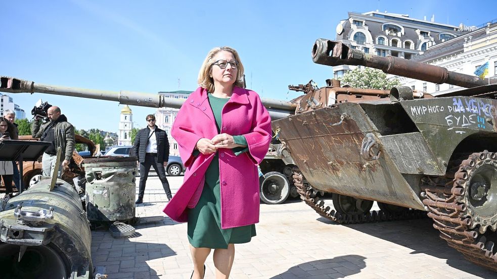 Entwicklungsministerin Svenja Schulze besichtigt während eines Besuchs in der Ukraine Wracks russischer Panzer. Foto: Sebastian Christoph Gollnow/dpa