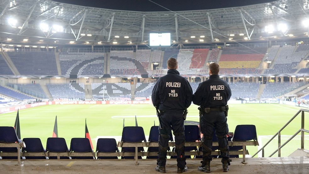 Wie groß ist die Terrorgefahr in Deutschland bei der EM im Sommer? Foto: Julian Stratenschulte/dpa