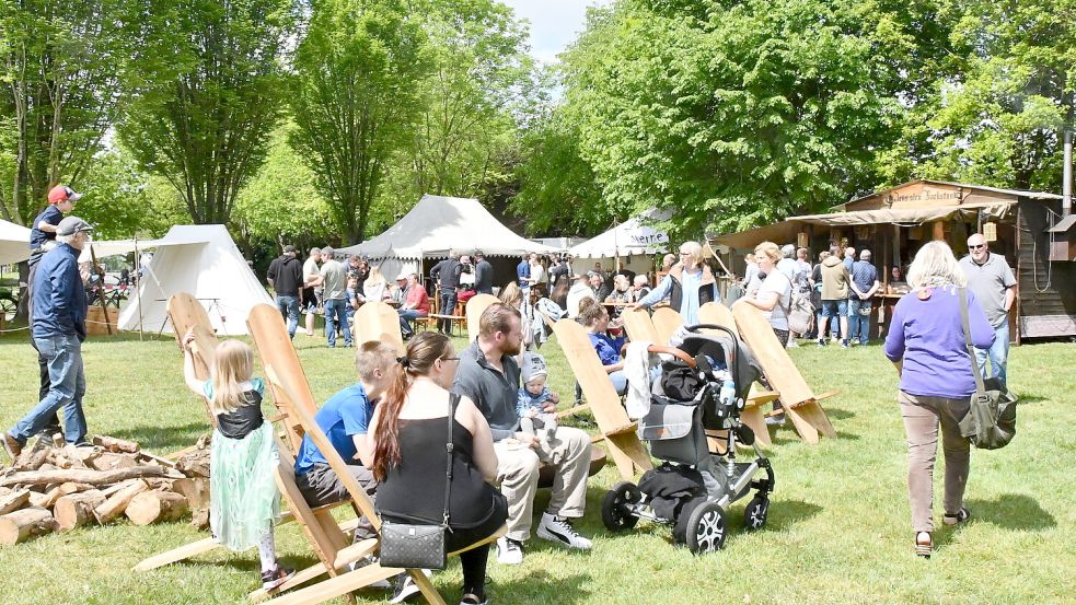 Noch bis zum Sonntag, 12. Mai, dauert das bunte Treiben um den Mittelaltermarkt am Idasee. Foto: Scherzer