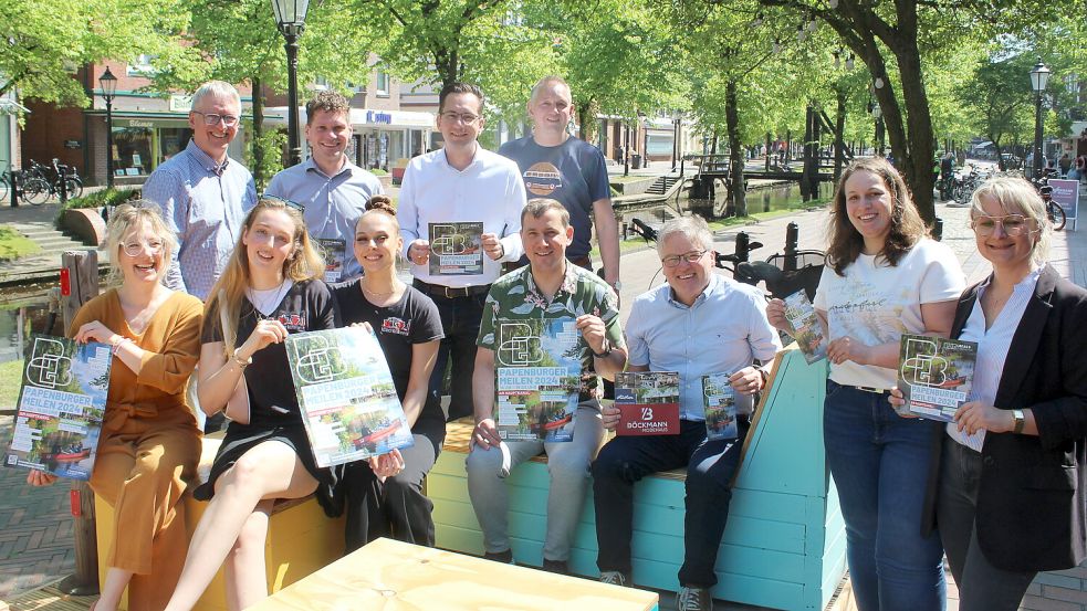 Auf die Papenburger Meilen 2024 freuen sich Vertreter aus der Kaufmannschaft sowie Citymanagerin Sabine Pinkernell (links). Foto: Belling
