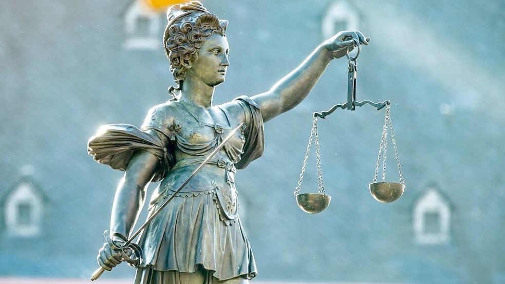 Zu einer Haftstrafe, die auf Bewährung ausgesetzt ist, wurde jetzt vor dem Amtsgericht Oldenburg ein Unternehmer aus Bösel verurteilt. Der Vorwurf: Steuerhinterziehung. Foto: Frank Rumpenhorst / DPA