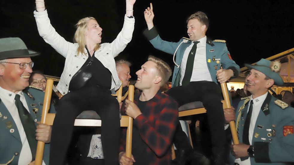Hoch lebe der neue Schützenkönig Philipp Henken. Gemeinsam mit Königin und Freundin Maike Rauert ließen ihn die Schützen hochleben. Foto: Passmann