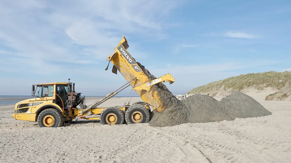 Mit einem Spezialfahrzeug wird auf Baltrum Sand auf den Strand geschüttet. Foto: Bramstedt/dpa