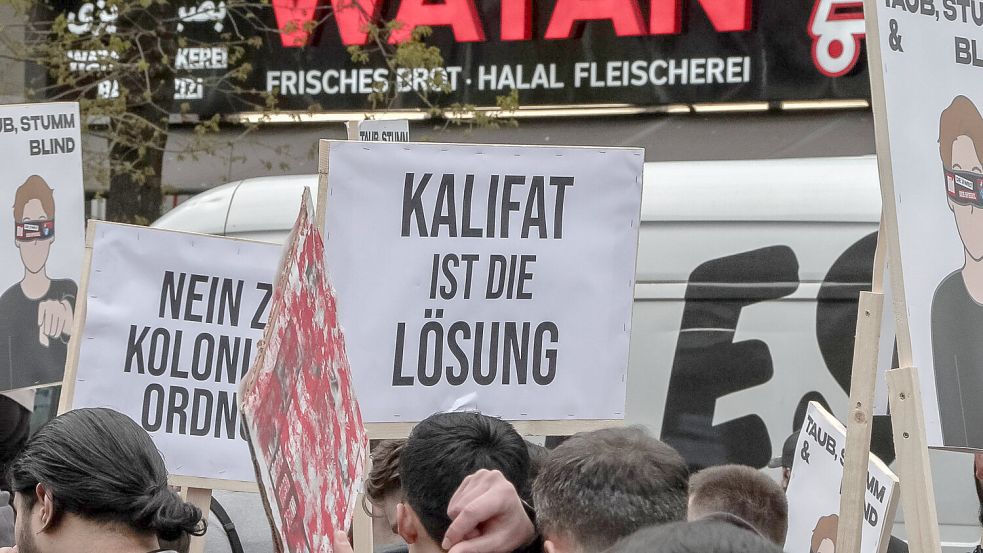 In Hamburg wurde auf offener Straße ein Kalifat begrüßt. Bei einer Islamisten-Demonstration am Samstag sind solche Aussagen nun verboten worden. Warum so spät? Foto: Imago/Blaulicht News