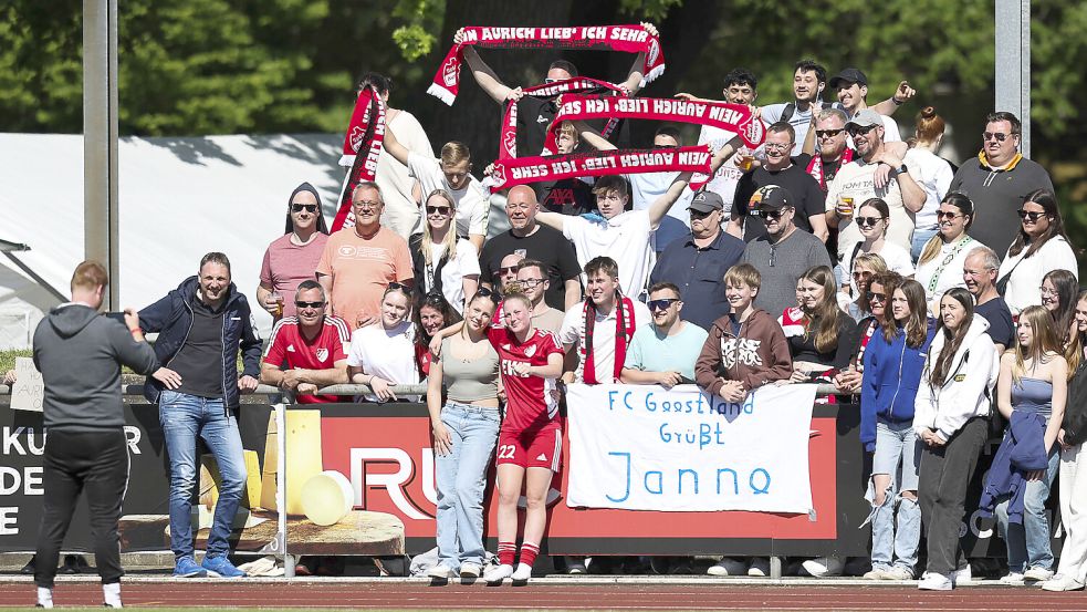 Die Spielerinnen der SpVg hatten riesige Unterstützung im Stadion. Hier stellt sich Janne Buck (vorne in Rot) mit Anhang zum Gruppenfoto auf.