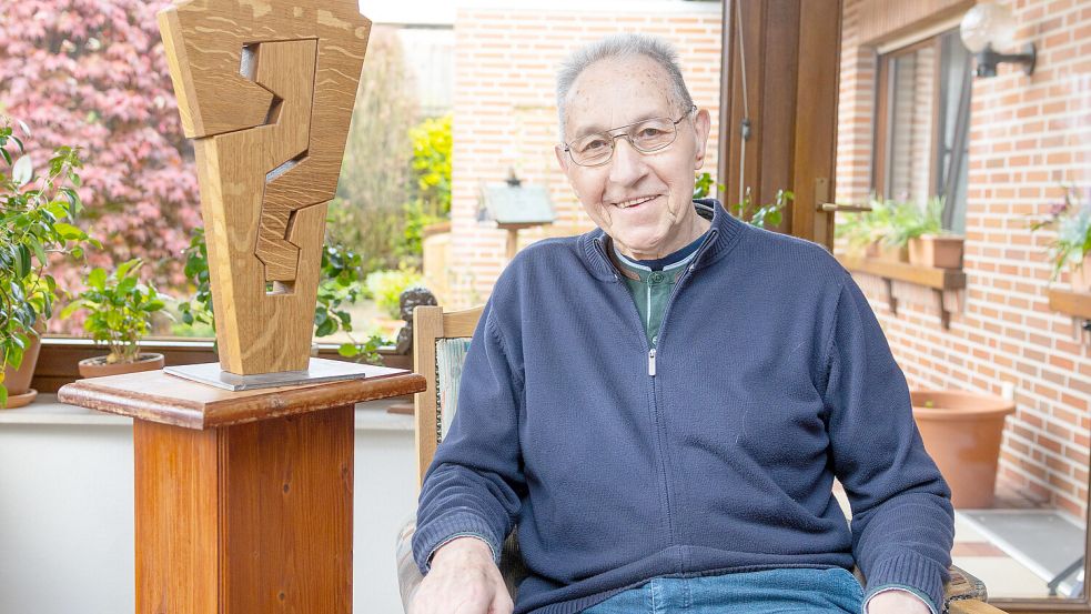 Pfarrer Welter ist seit 28 Jahren im Ruhestand und widmet seine Zeit Holzskulpturen und Blinddrucken. Foto: André Havergo