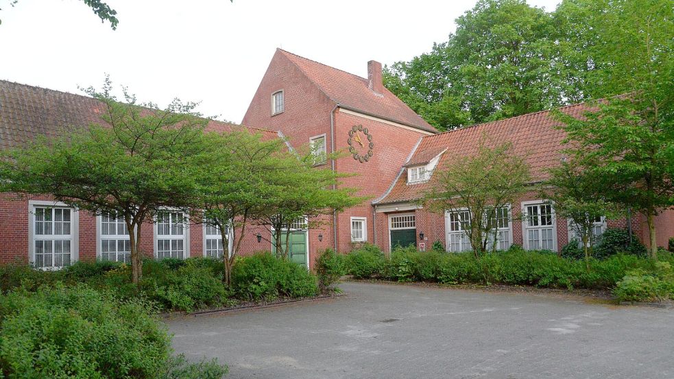 Die Alte Schule steht zwischen Bäumen. Doch für die Nutzung gibt es nicht viele Möglichkeiten. Foto: Lüppen