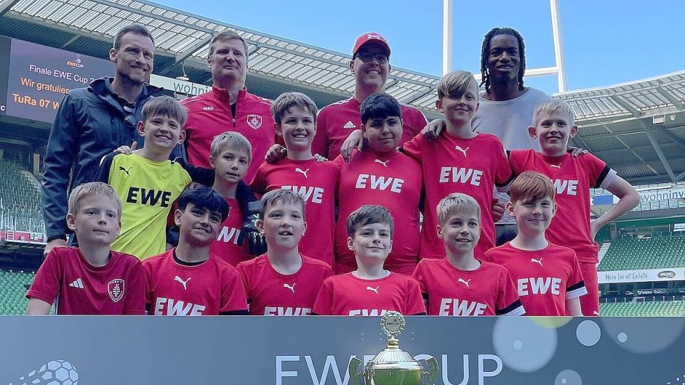 Im Weserstadion stellte sich die E-Jugend von TuRa 07 zum Gruppenbild (vordere Reihe von links): Rick Wilhelms, Halid Almohamad, Lukes Moog, Henry Kreke, Ole Meyer, Henry Drathjer. Mittlere Reihe von links: Tom Wilhelms, Malte Meyer, Benedikt Thoben, Rohend Kinar, Rikus Meyer, Aiven Kramer. Hintere Reihe von links: EWE-Vertreter Carsten Niederberger, Marc Wilhelms, Christian Thoben und Skelly Alvero (Werder Bremen). Foto: Privat