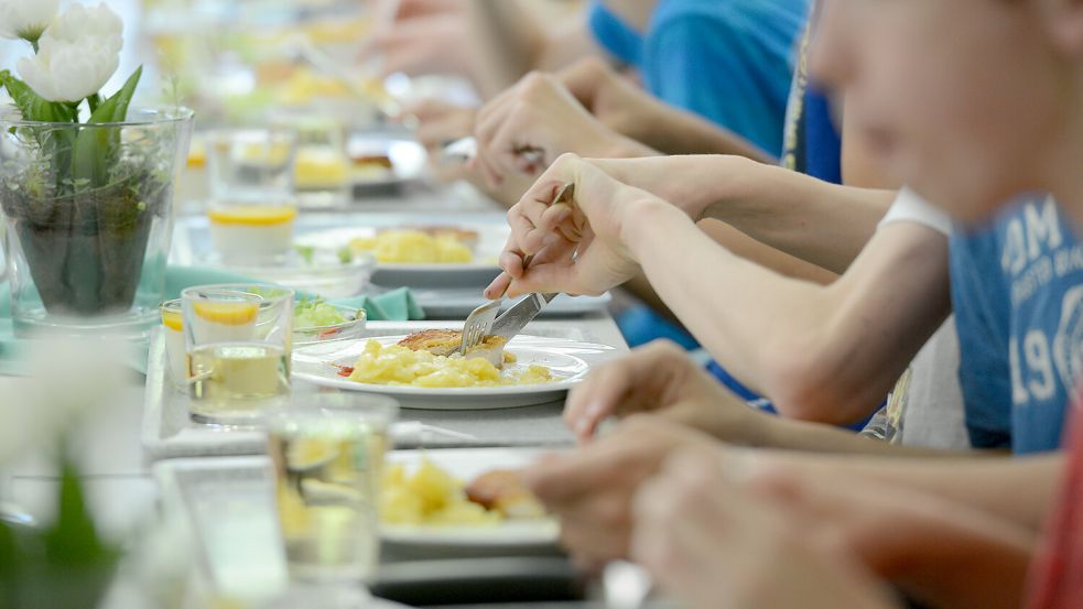 Mahlzeit: Die Preise fürs Mittagessen in Papenburger Schulen in städtischer Trägerschaft sind erstmals gestiegen. Nun wird ausgewertet, wie sich das auf die Anmeldezahlen auswirkt. Symbolfoto: Kraufmann/dpa
