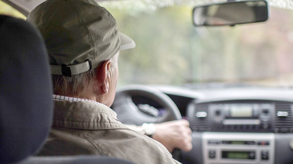 Ein Mann fährt in seinem Auto. Foto: Wolfram Kastl/dpa