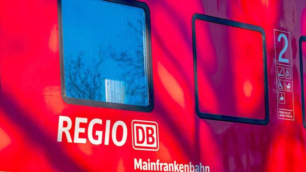 80 Reisende mussten aus der Regionalbahn im fränkischen Oberkotzau evakuiert werden. Foto: IMAGO/Ardan Fuessmann